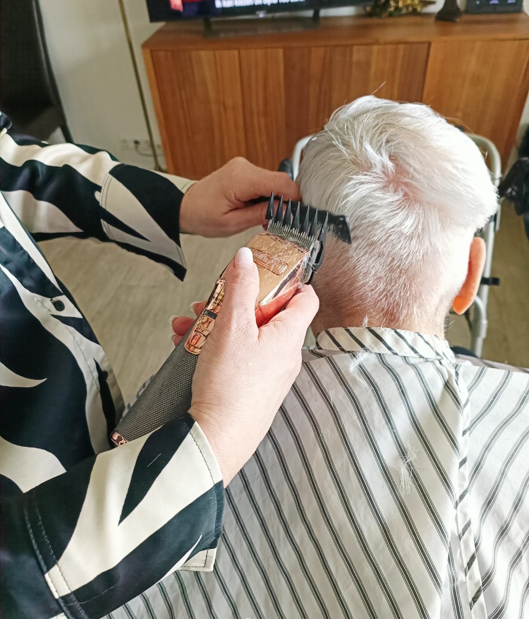 Kapper knipt het haar van een cli&euml;nt op locatie